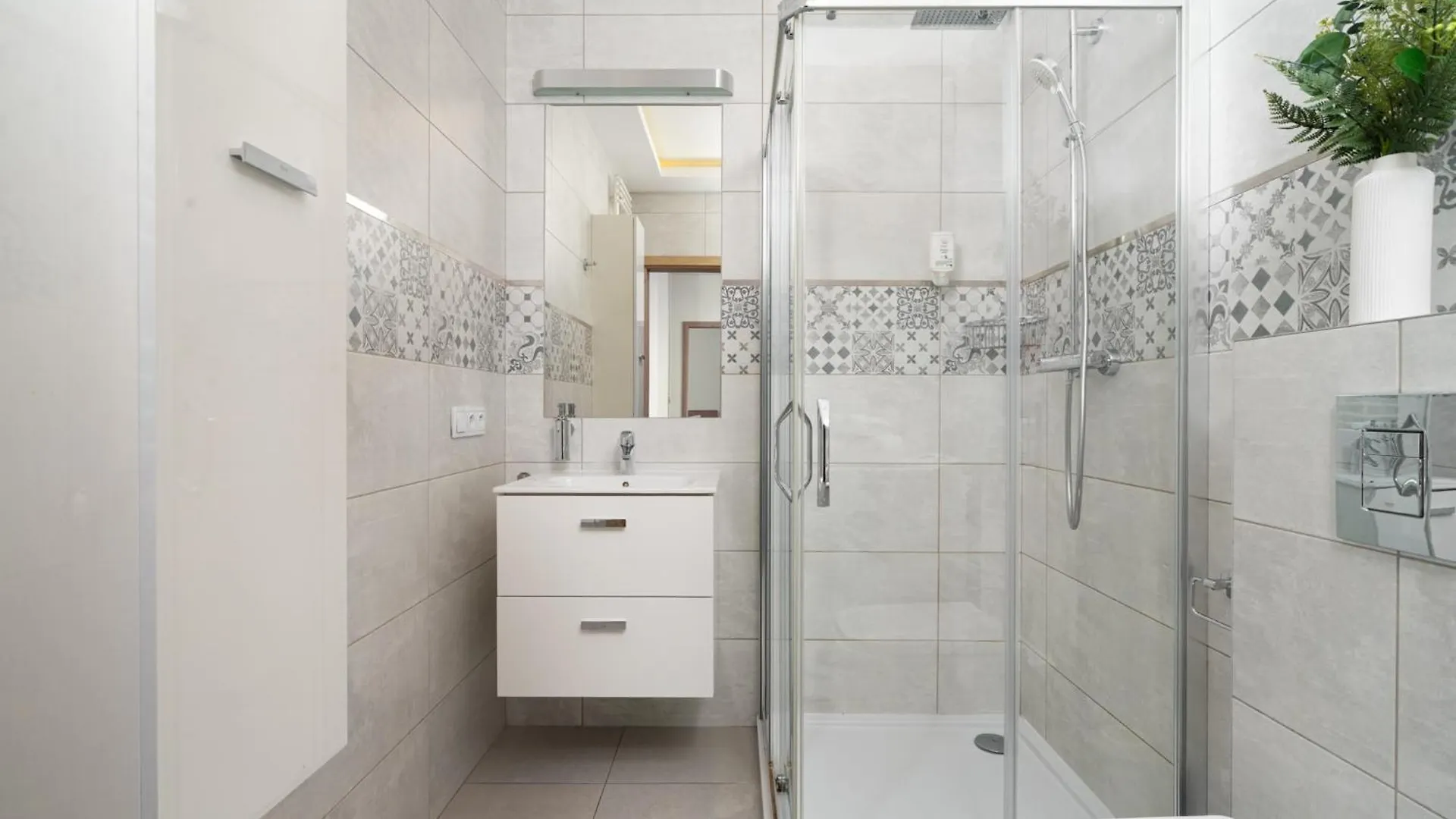 Golden Apartments Warsaw - Big Apartment In Luxury Building Near Metro Station-Grzybowska 85-5 0*,